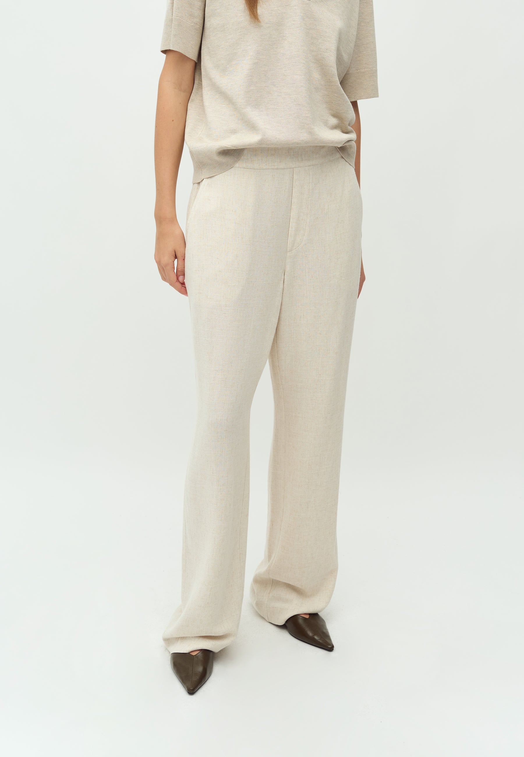 Emmett-M_Natural Beige_Model_1