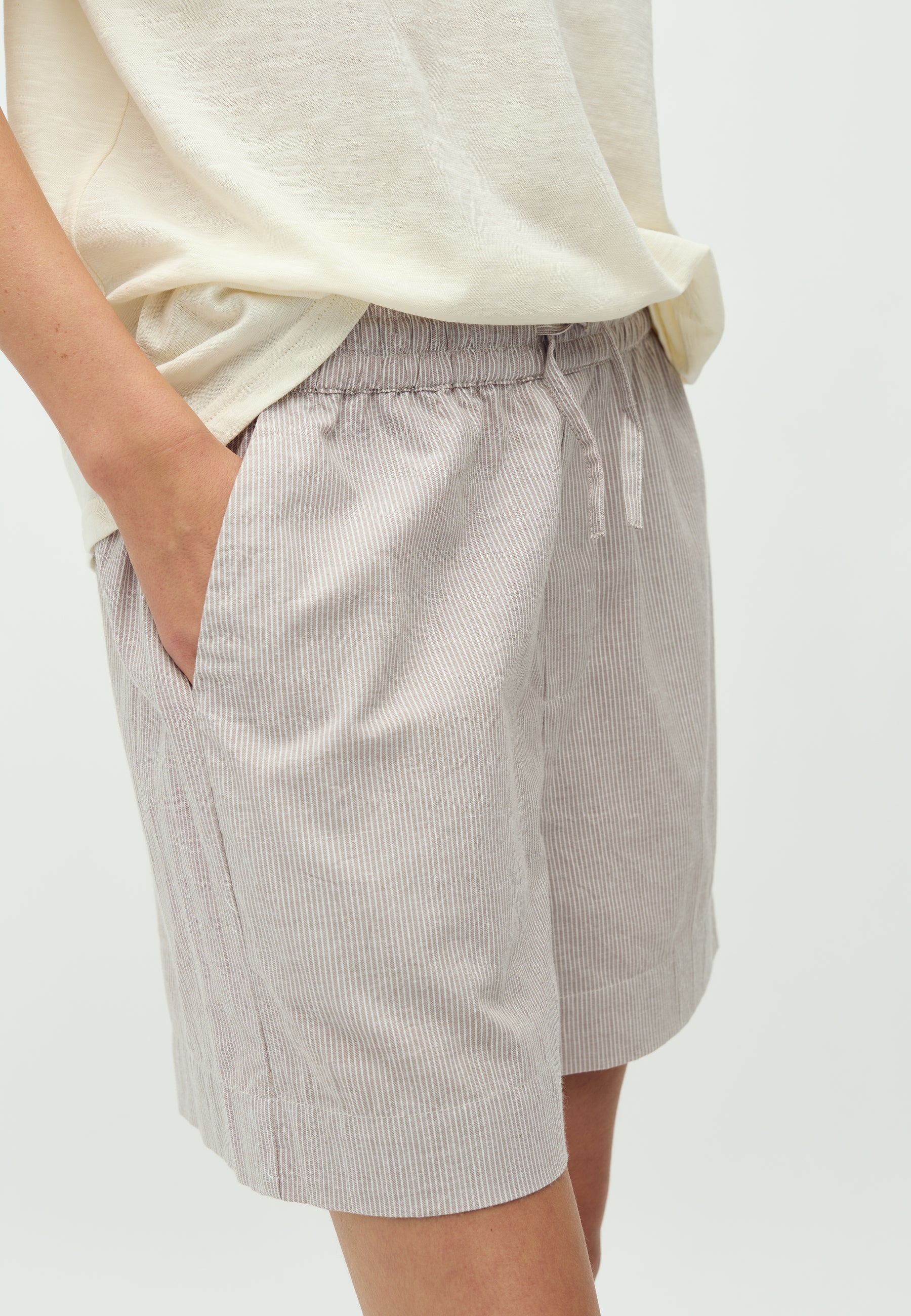 Meris-M_Cinder White Stripe_Model_4