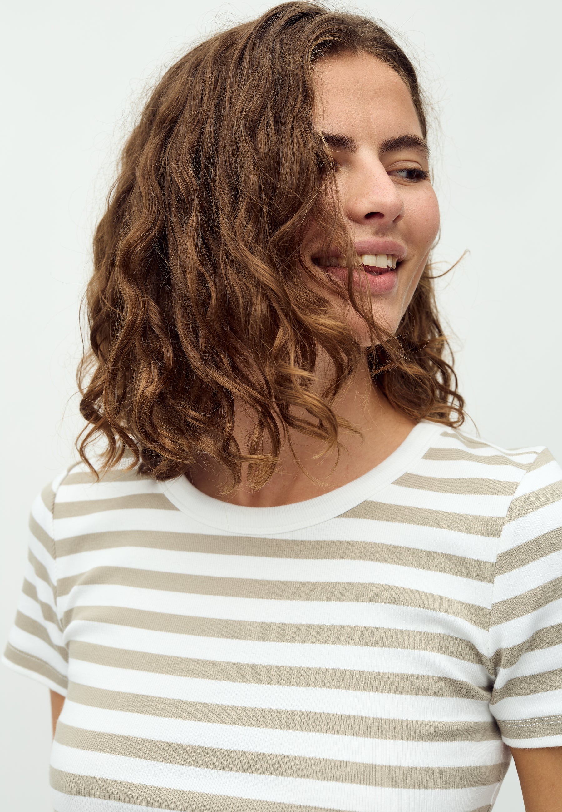 Otis-M_White Twig Stripe_Model_2
