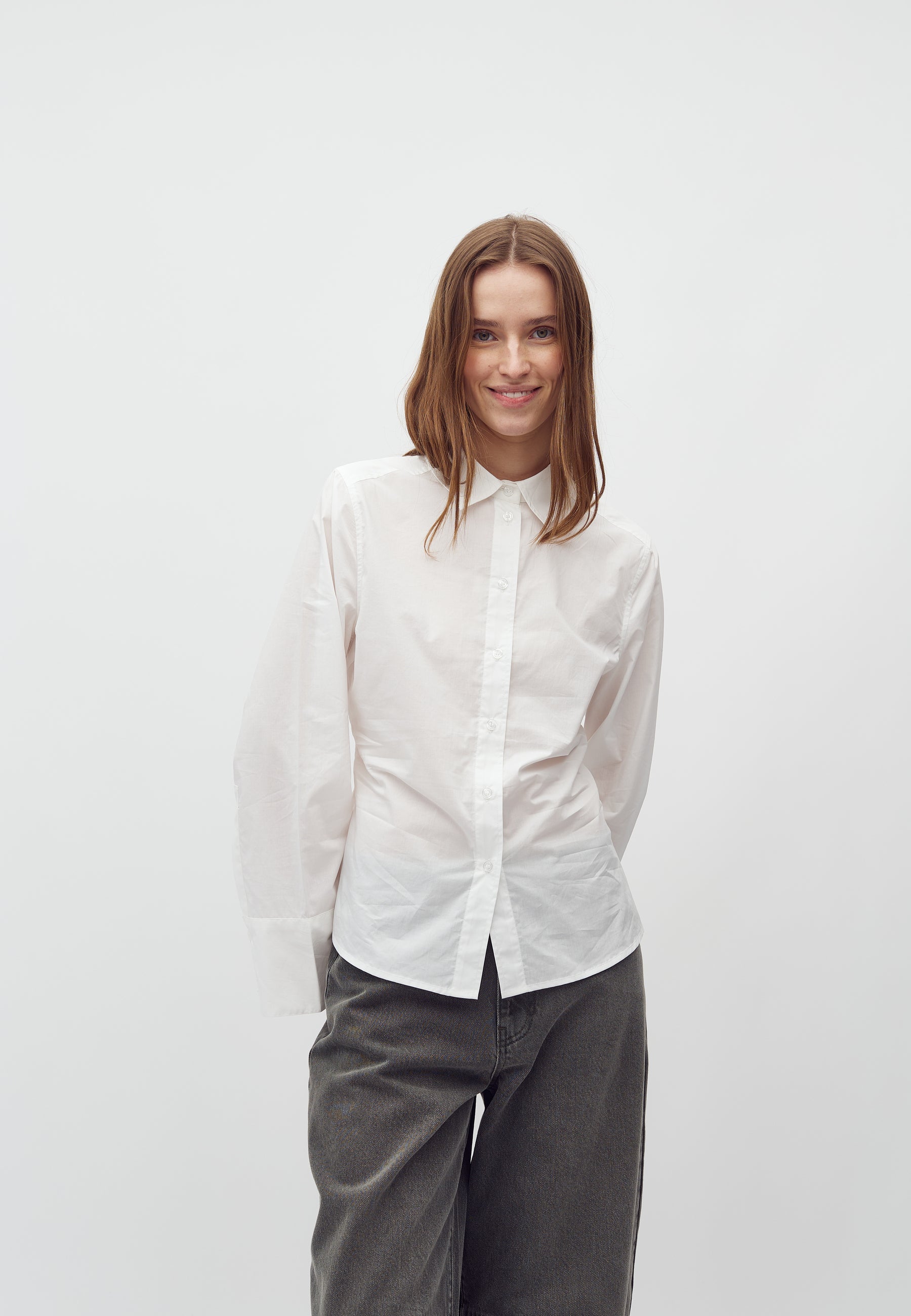 Kaloni-M_White_Model_4