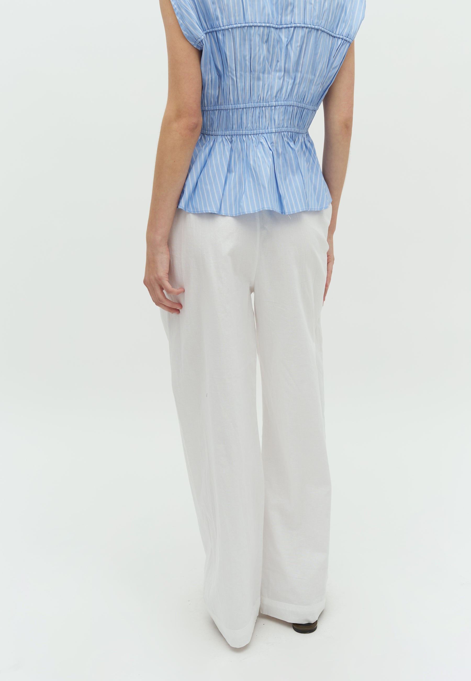 Grasielle-M_White_Model_2