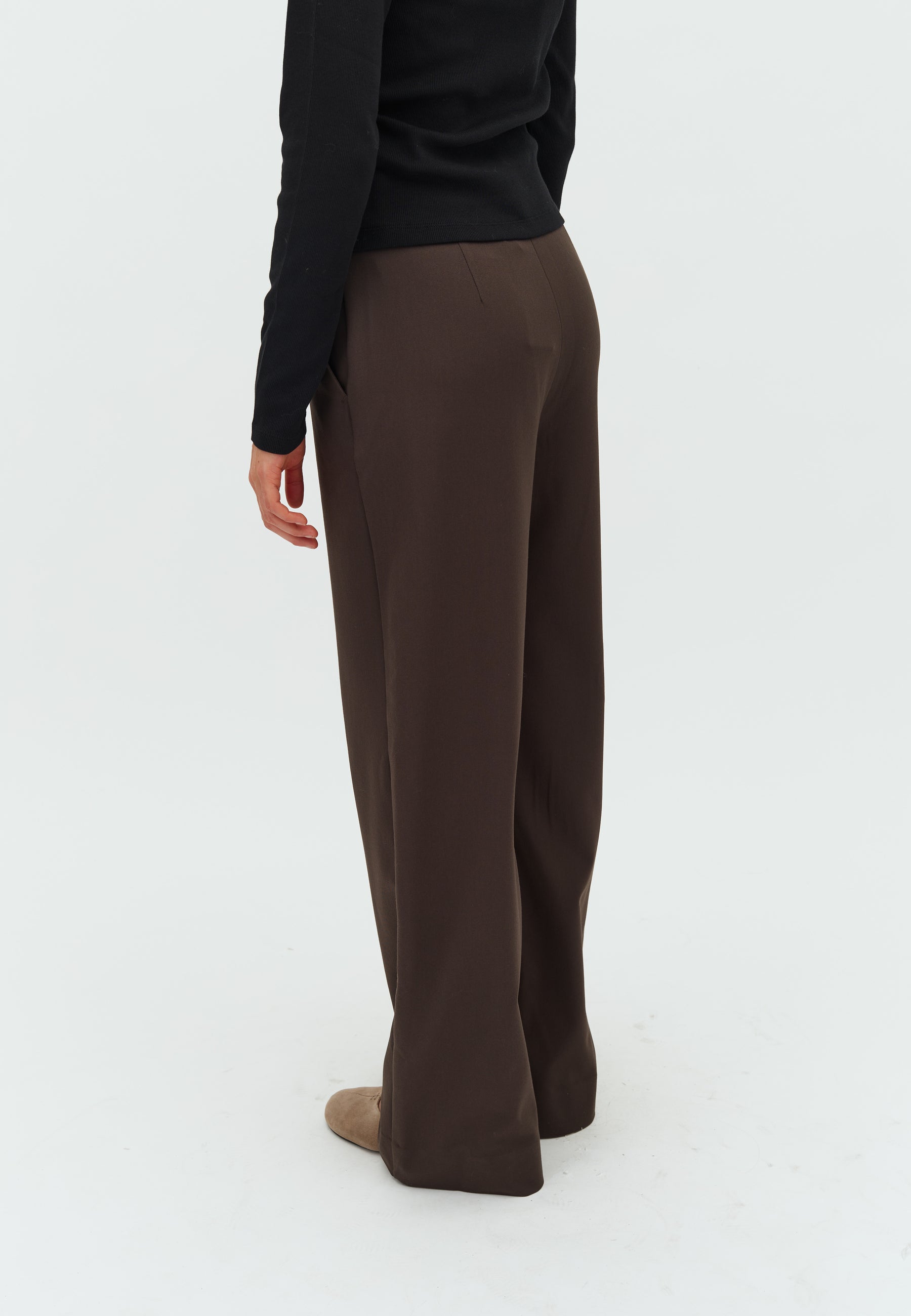 Lucy-M_Coffee Brown_Model_2