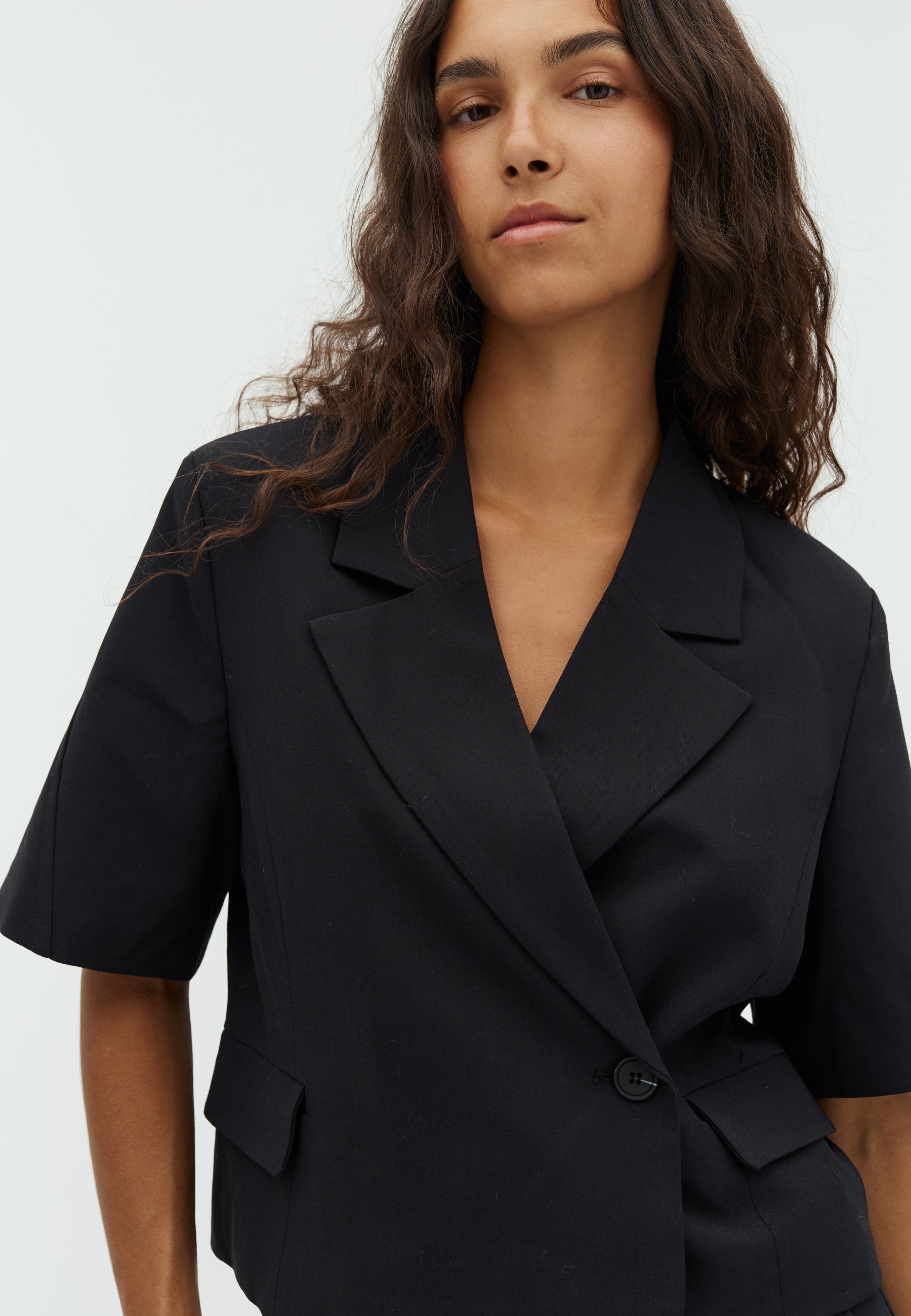 Robina-M_Black_Model_4