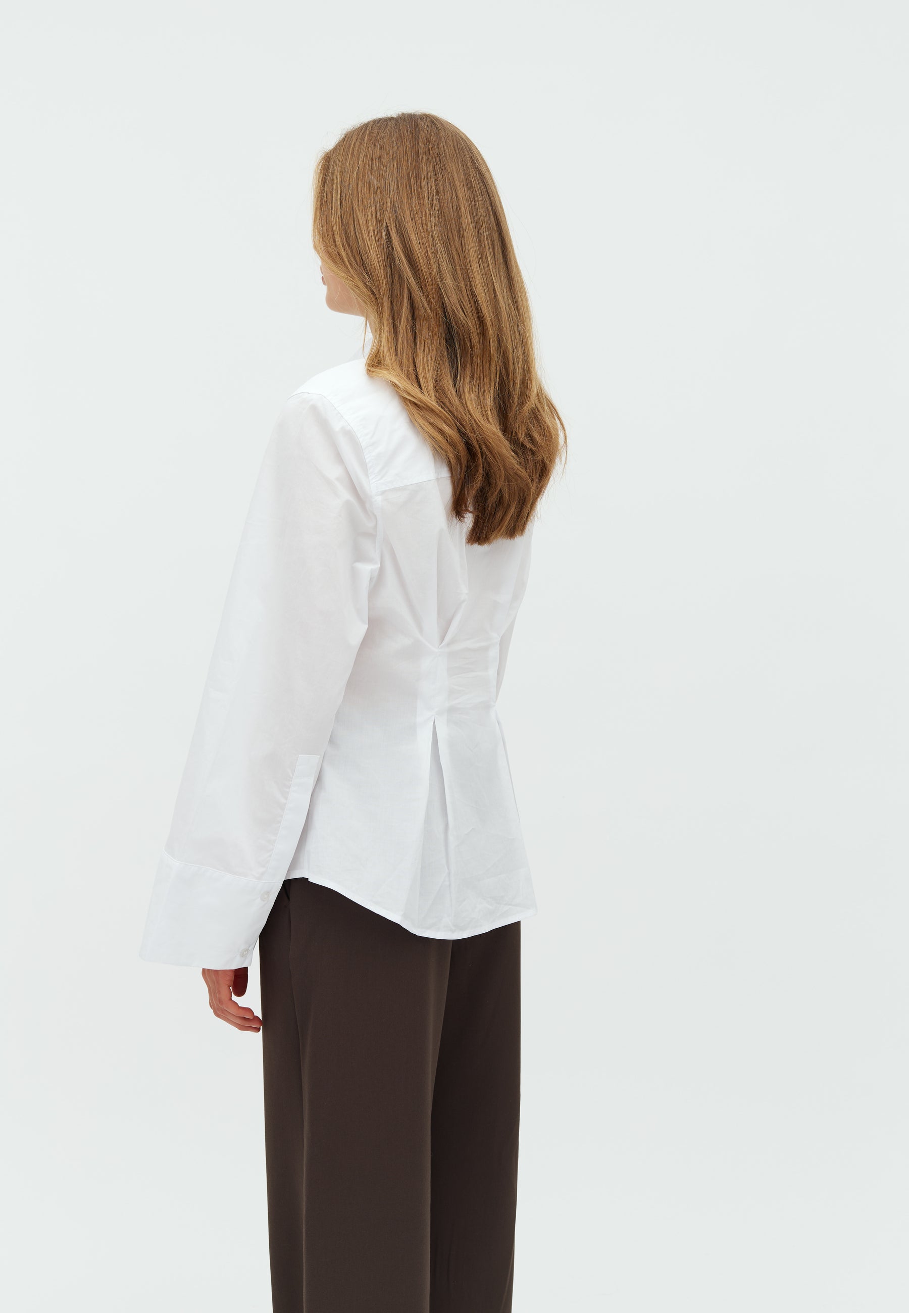 Kaloni-M_White_Model_2