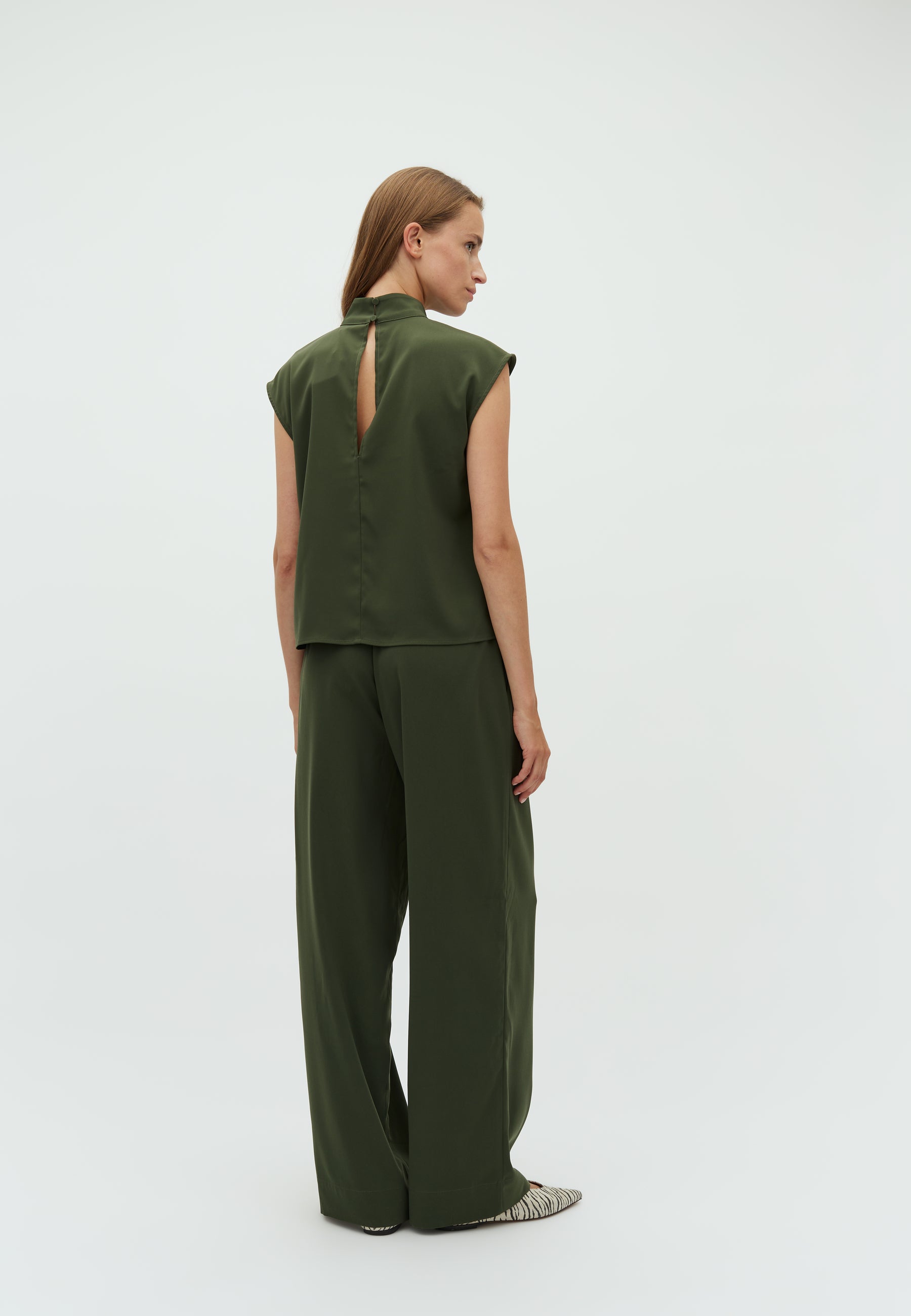 Maaja-M_Pine Green_Model_2