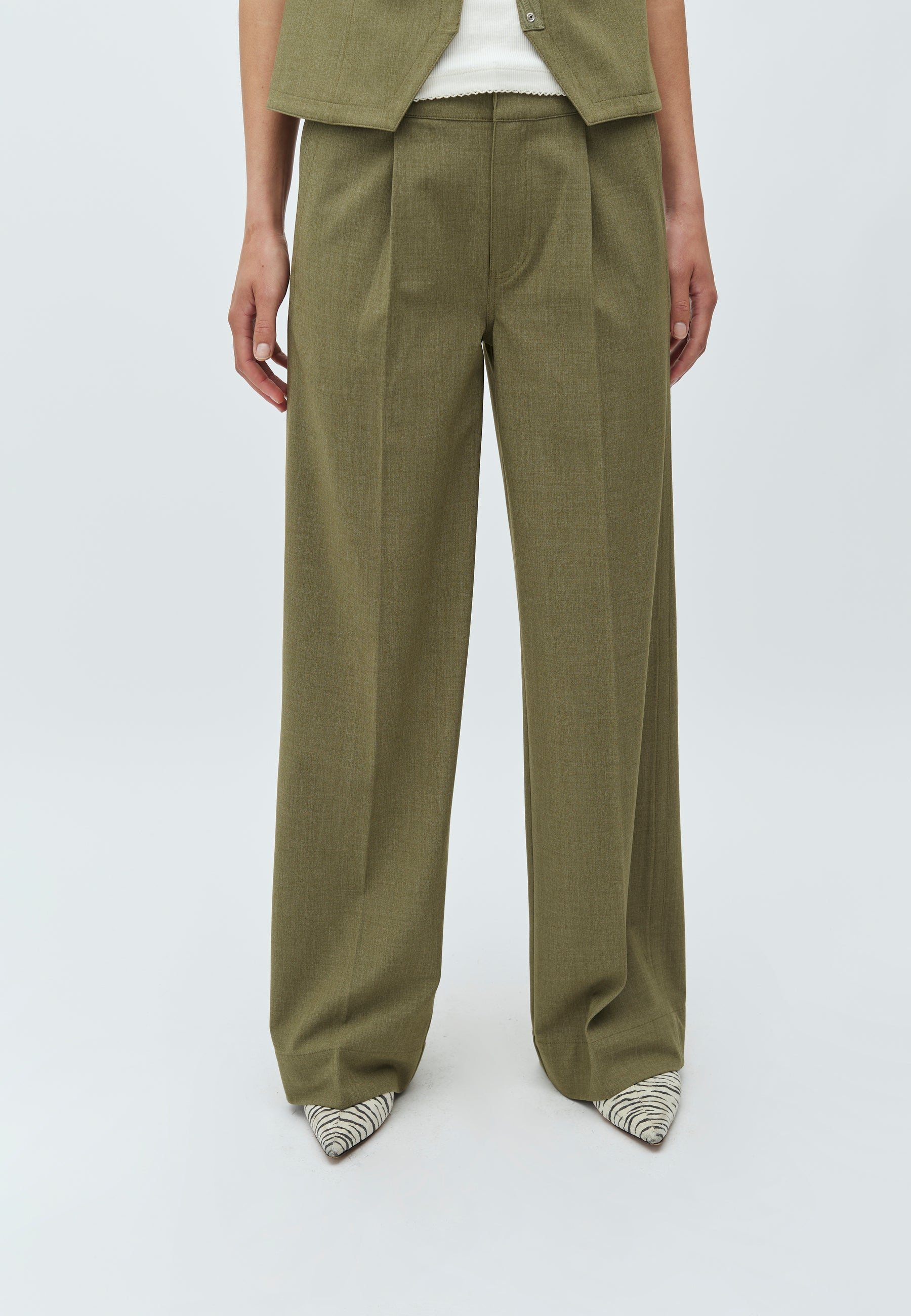Farin-M_Dusty Olive Melange_Model_1