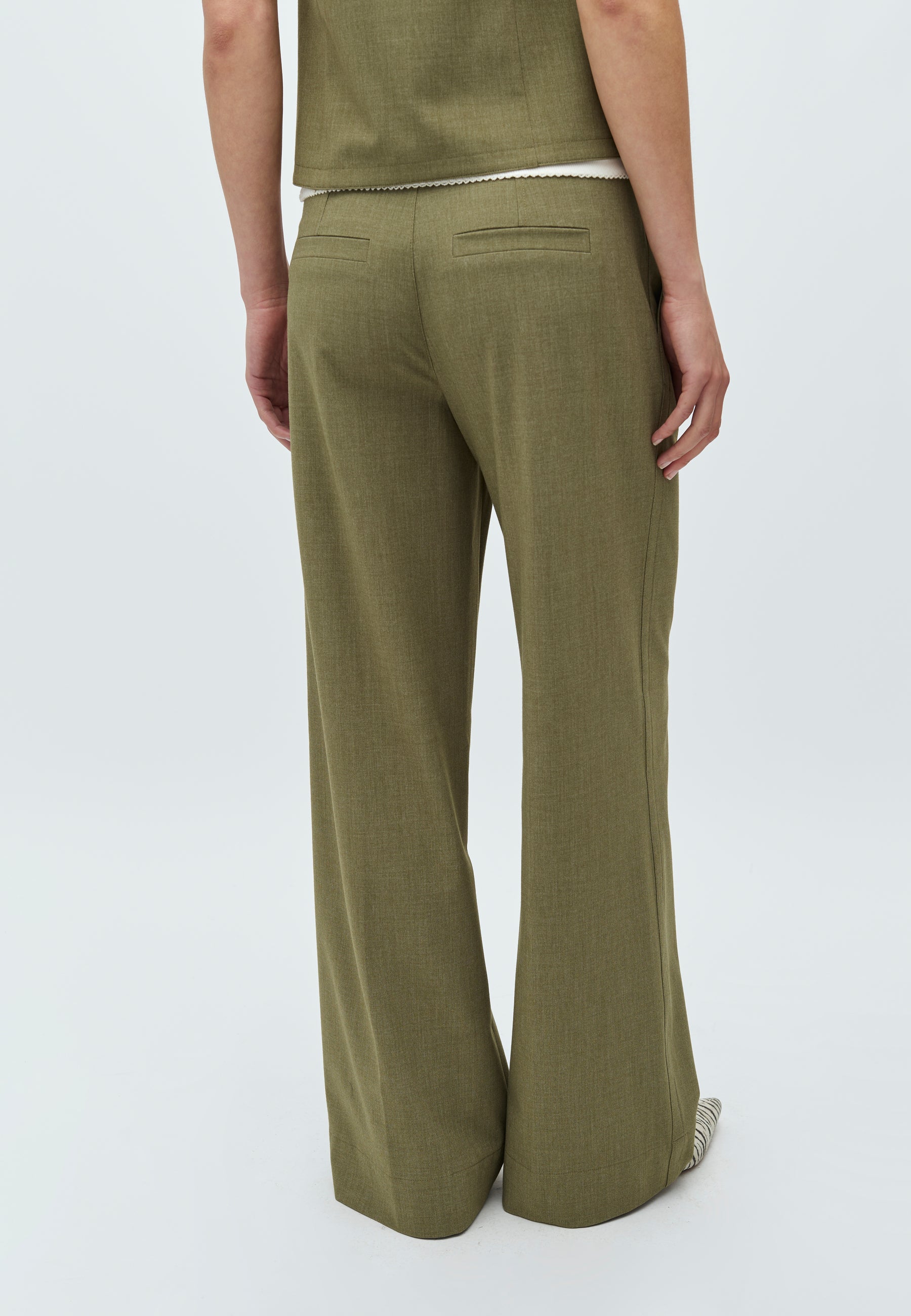 Farin-M_Dusty Olive Melange_Model_2