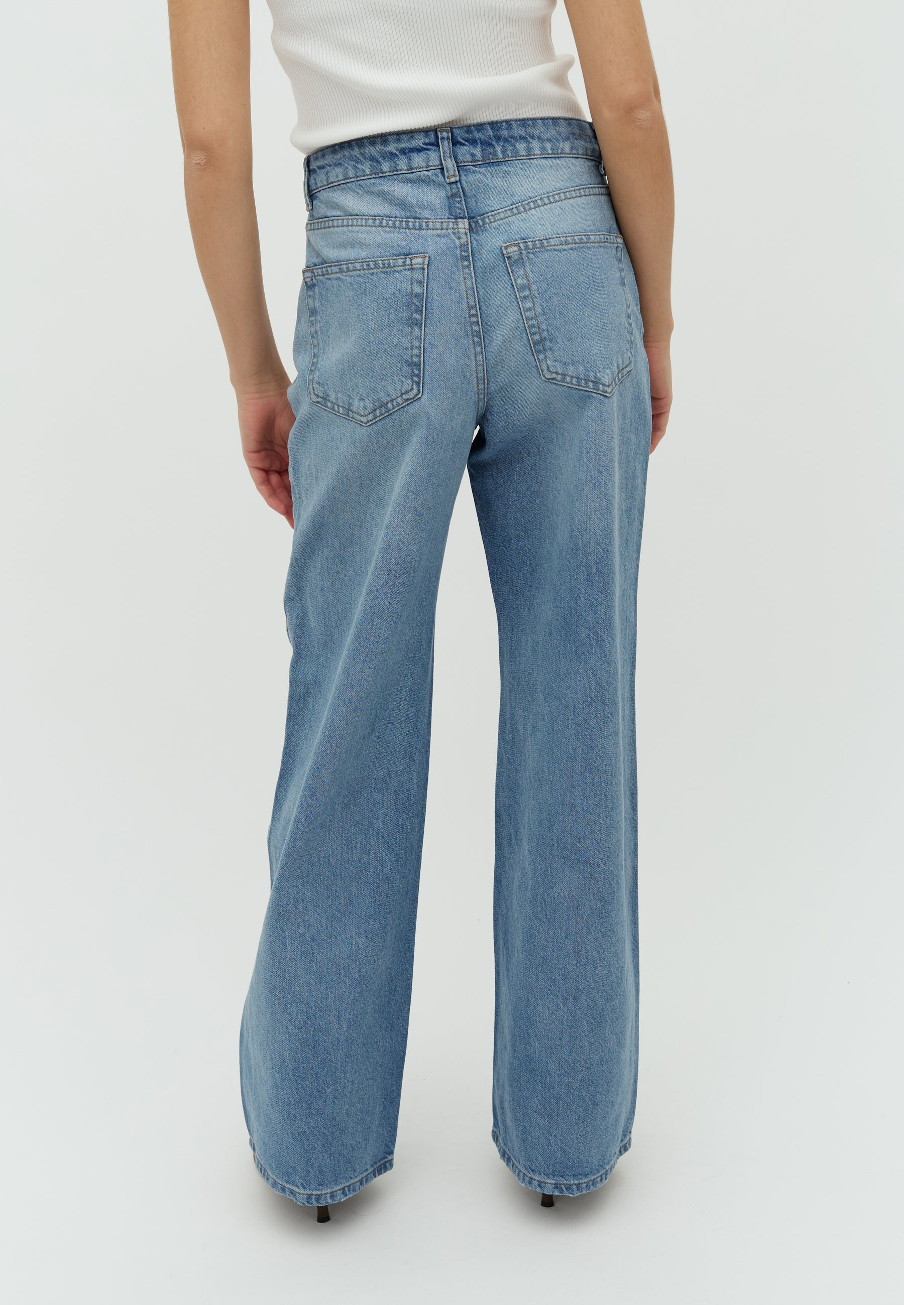 Amarillo-M_Light Blue Brushing_Model_2