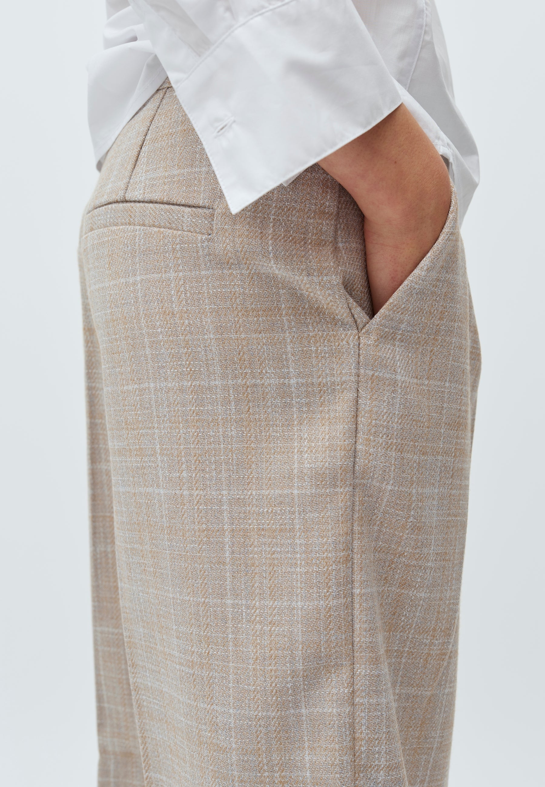 Brecan-M_Beige Check_Model_2