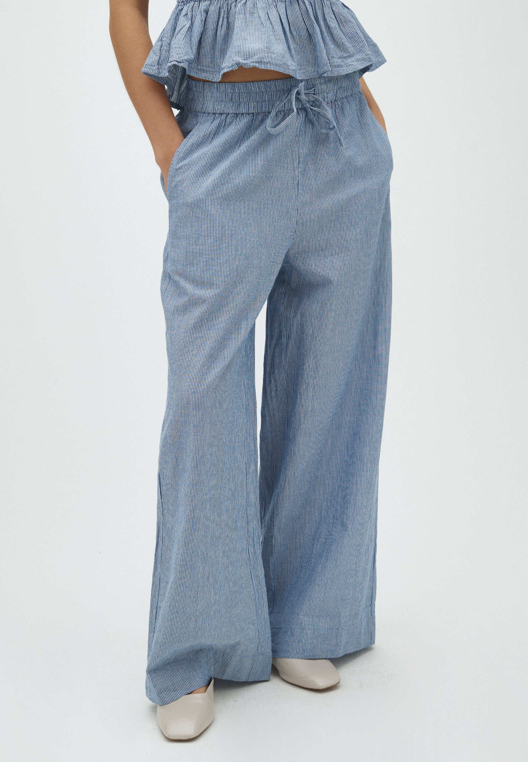 Clari-M_Blue White Stripe_Model_1