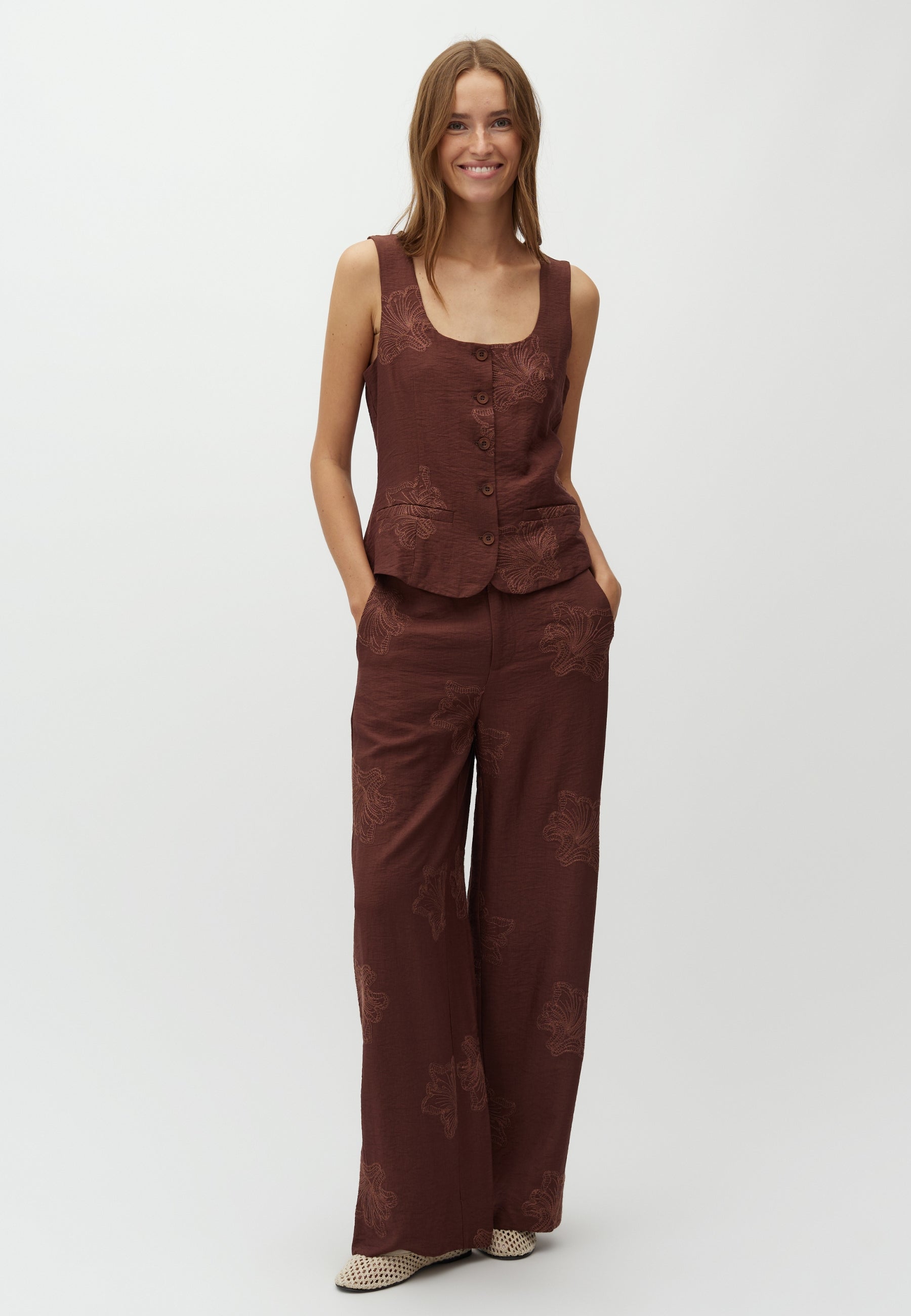 Meliora-M_Warm Brown_Model_2