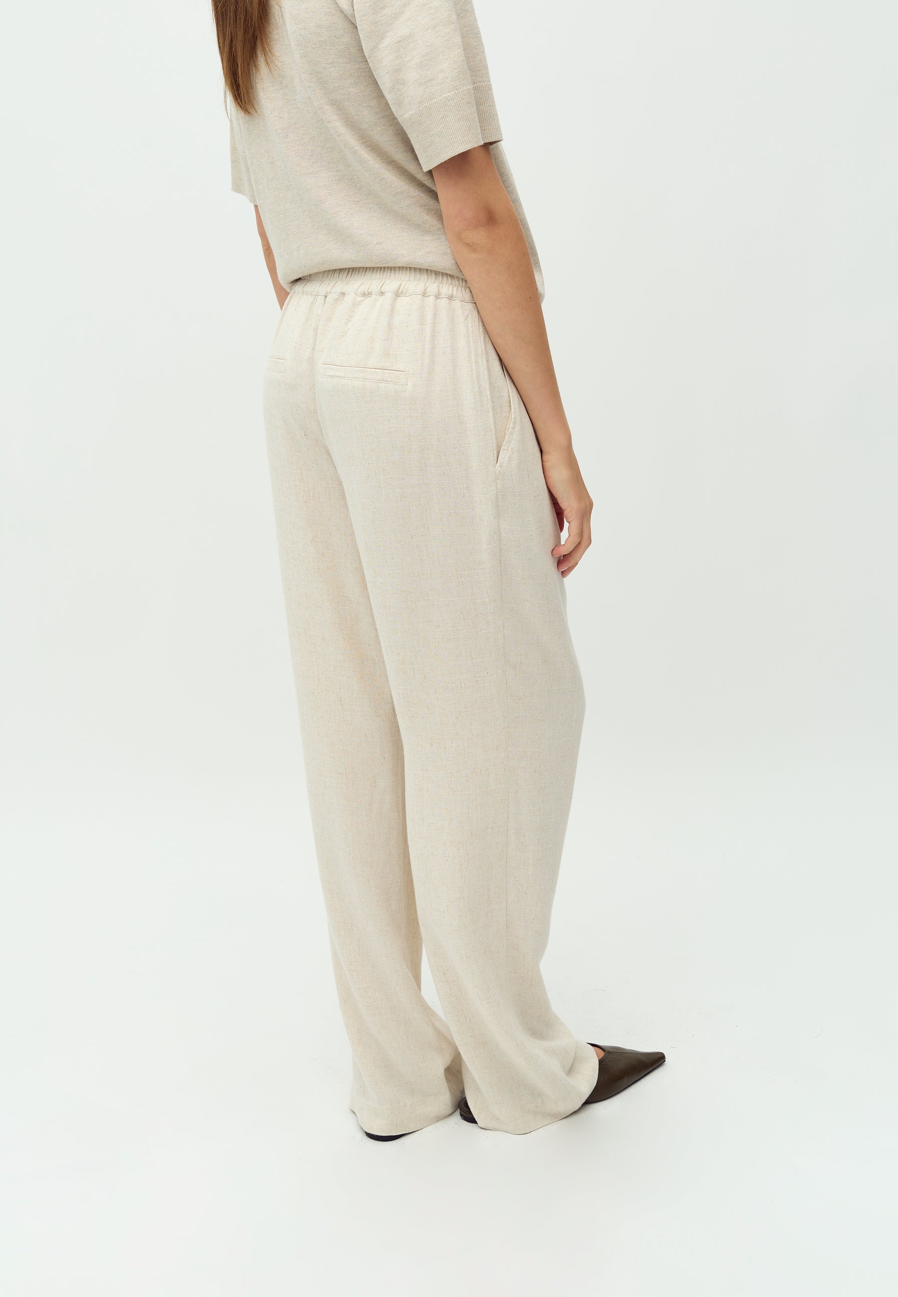 Emmett-M_Natural Beige_Model_2