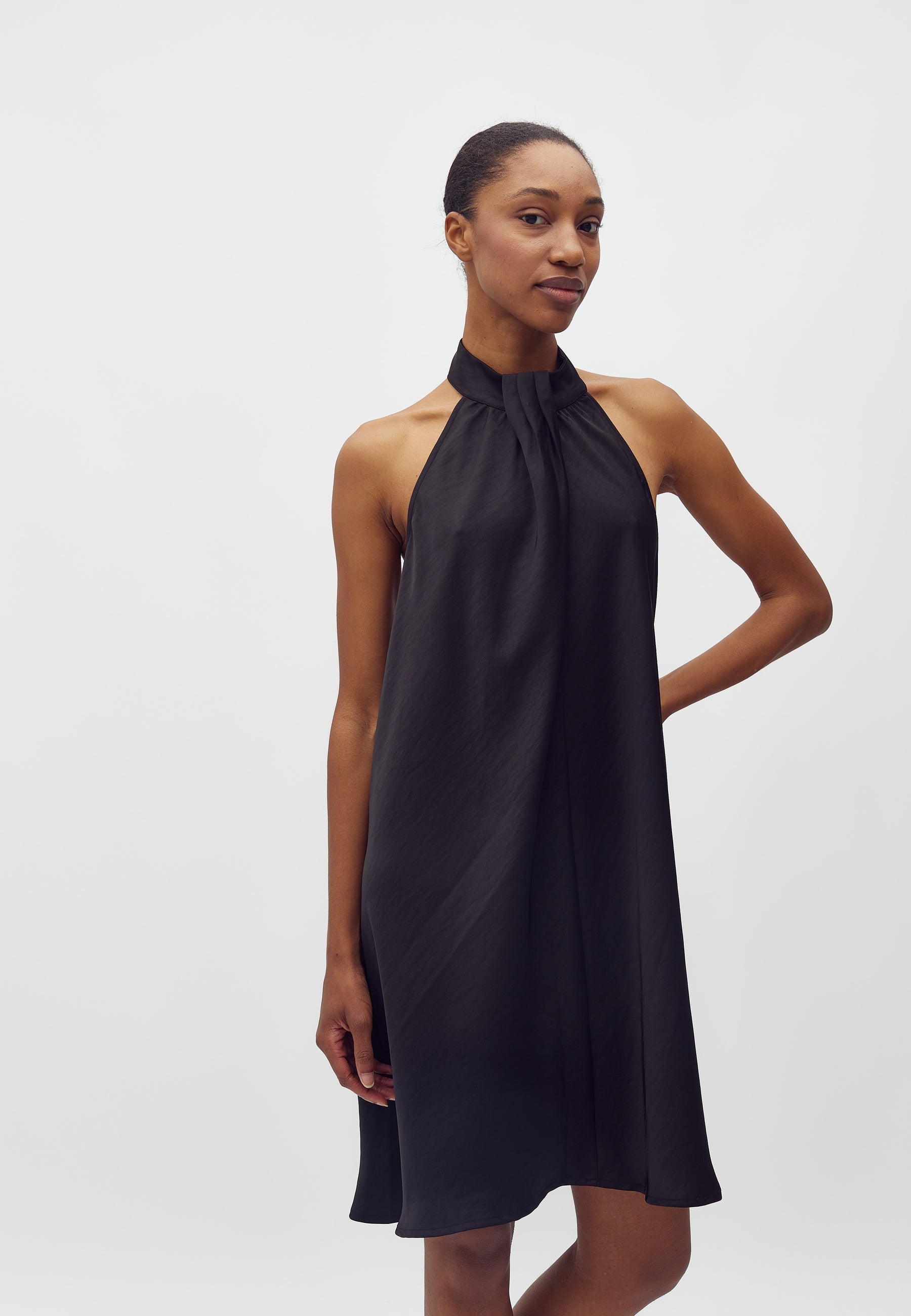 Zuzelia-M_Black_Model_2