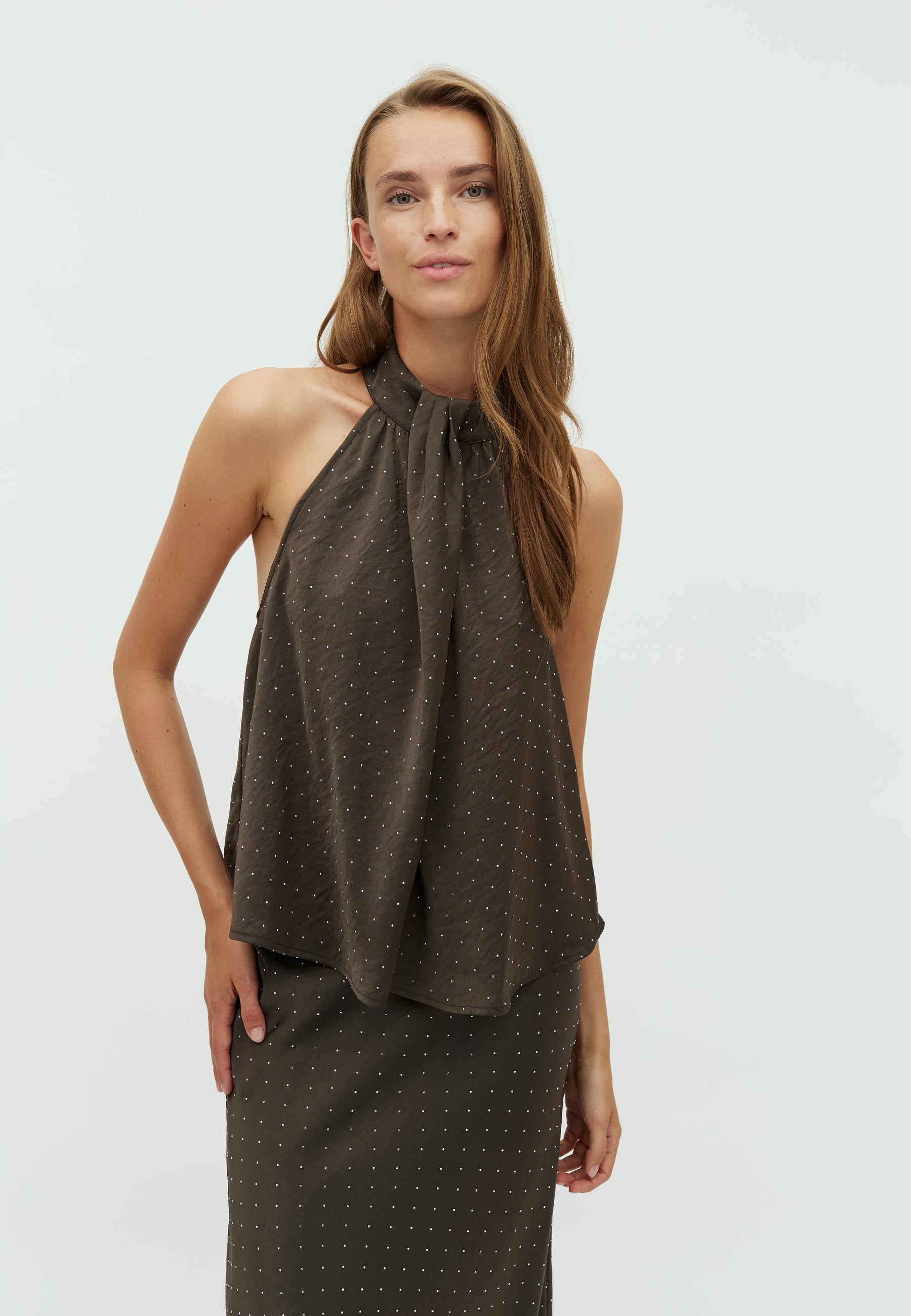 Zuzela-M_Dark Grey_Model_0