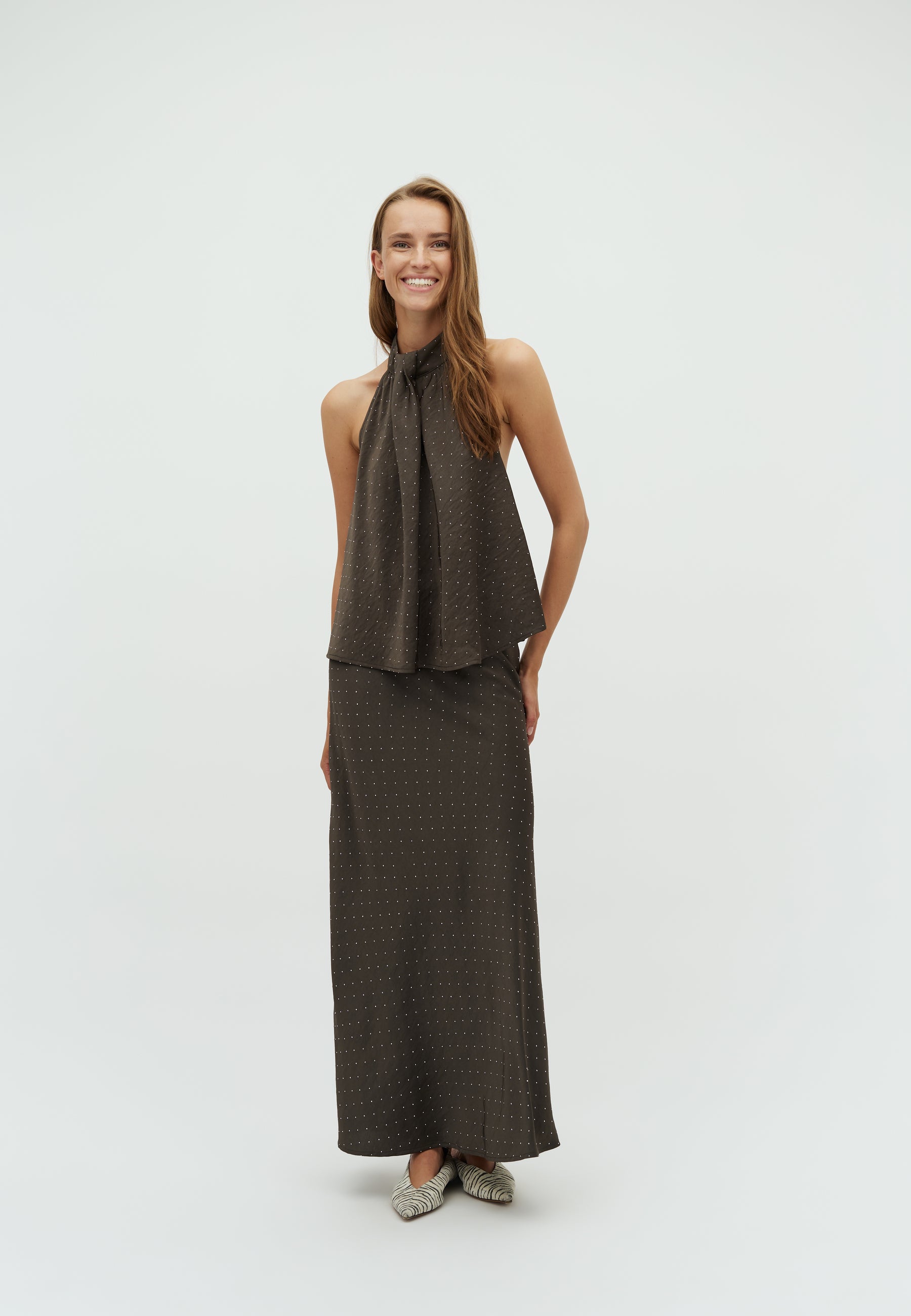 Zuzela-M_Dark Grey_Model_3