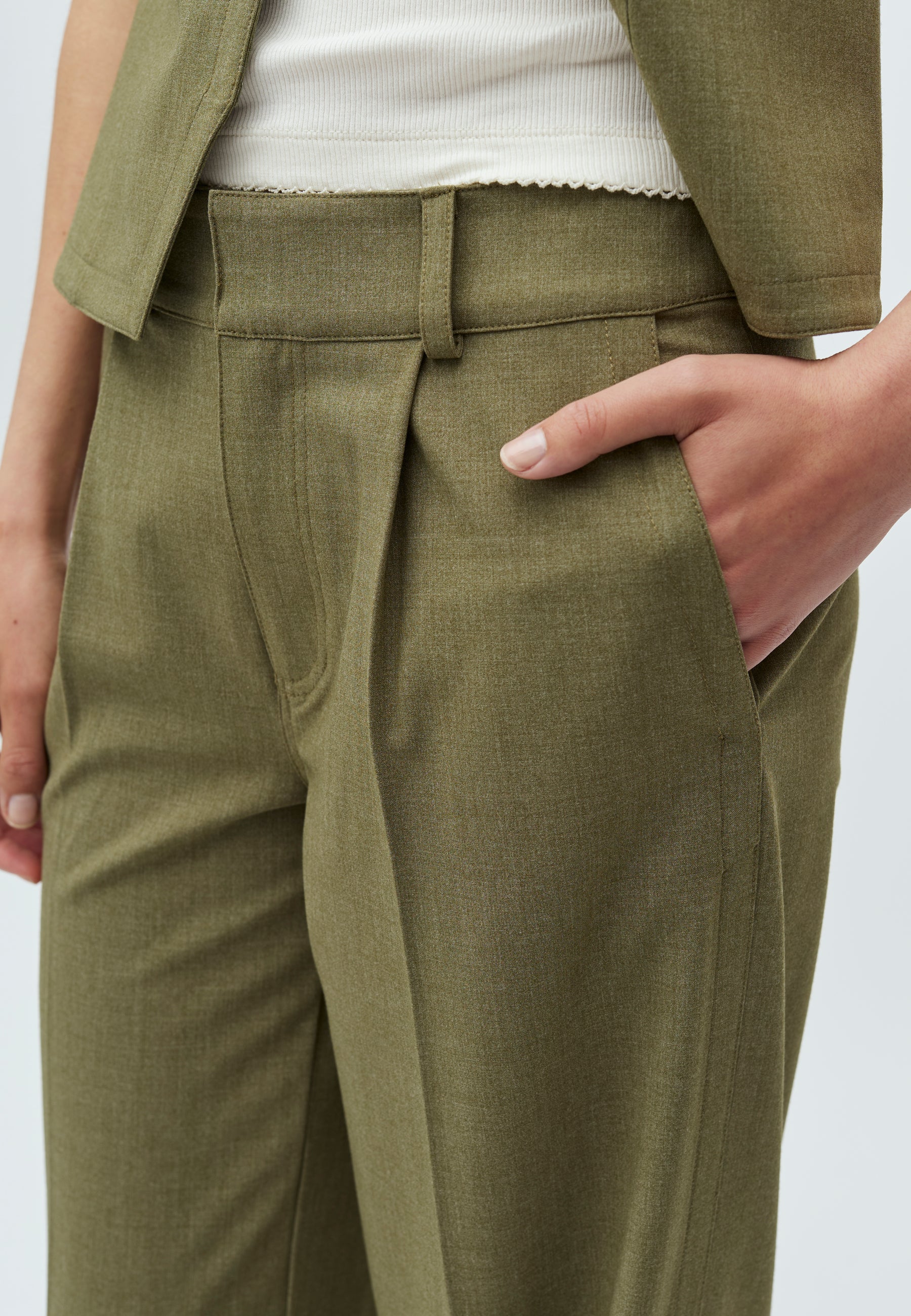 Farin-M_Dusty Olive Melange_Model_3