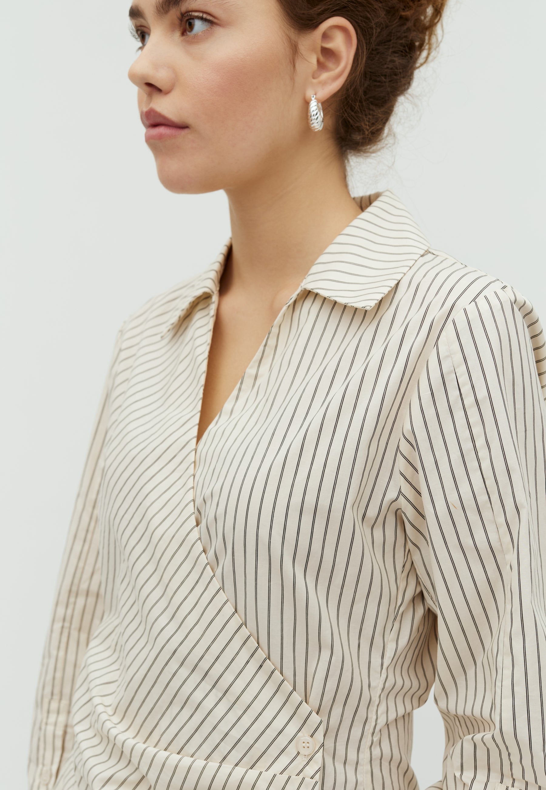 Gerri-M_Cremé Black Stripe_Model_1
