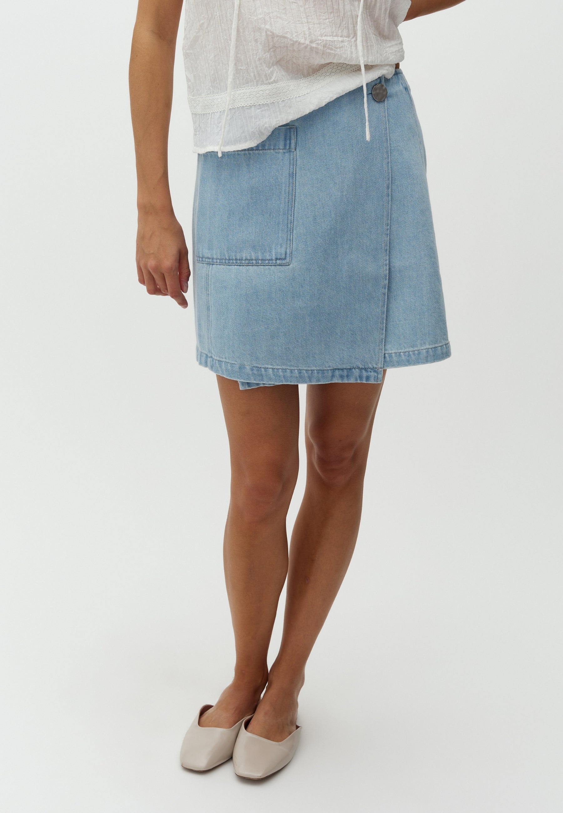 Kaia-M_Light Soft Wash_Model_1