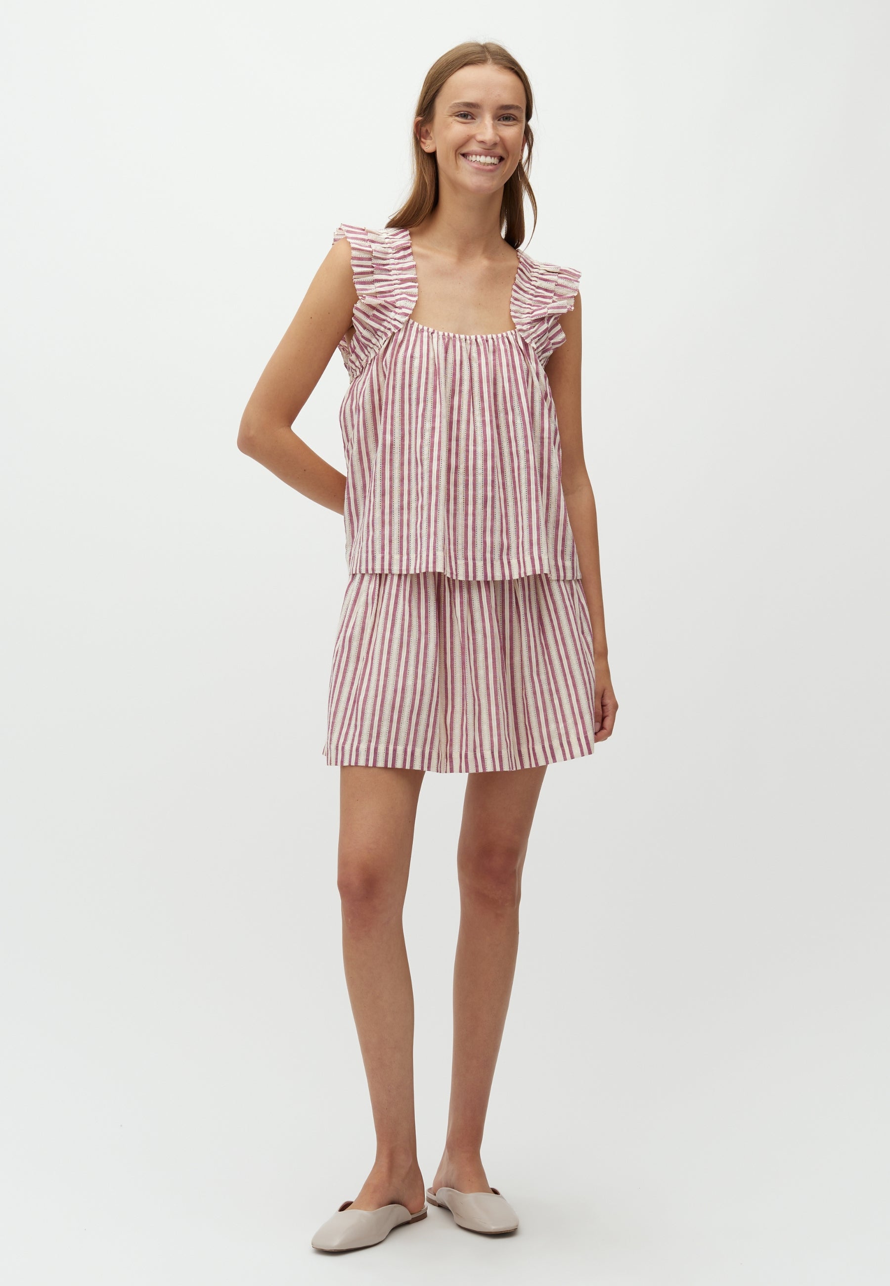 Solaya-M_Thin Red Stripe_Model_3